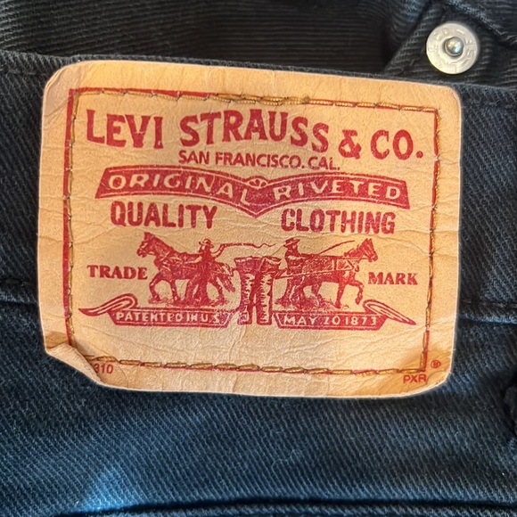 Levi’s black jean shorts - Picture 2 of 8